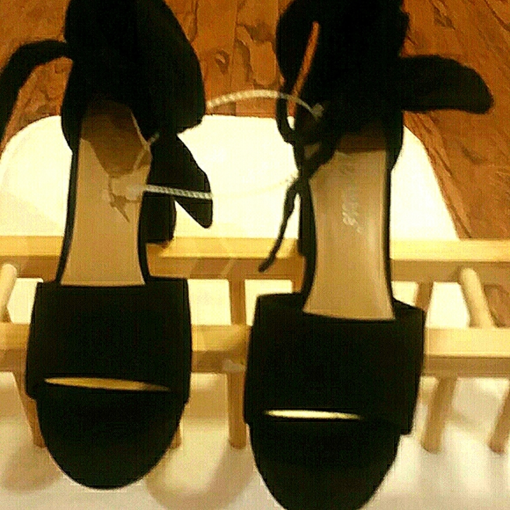 Woman's New shoes - Picture 2 of 4
